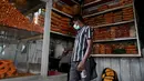 Penjual menyiapkan kacang di tokonya setelah pemadaman listrik di Kolombo, Rabu (2/3/2022). Sri Lanka mengumumkan pemadaman listrik setiap hari selama 7,5 jam, terlama dalam lebih dari seperempat abad, karena krisis valuta asing membuatnya tidak dapat mengimpor minyak. (Ishara S. KODIKARA/AFP)