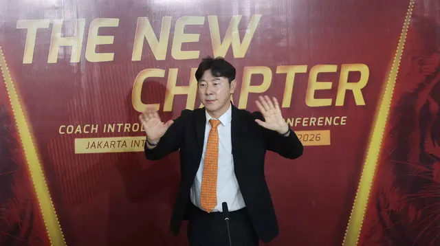 Shin Tae-yong saat diperkenalkan sebagai pelatih kepala Persija yang baru di Jakarta International Stadium, Senin (8/6/2026) siang WIB. (Bola.com/M Iqbal Ichsan)