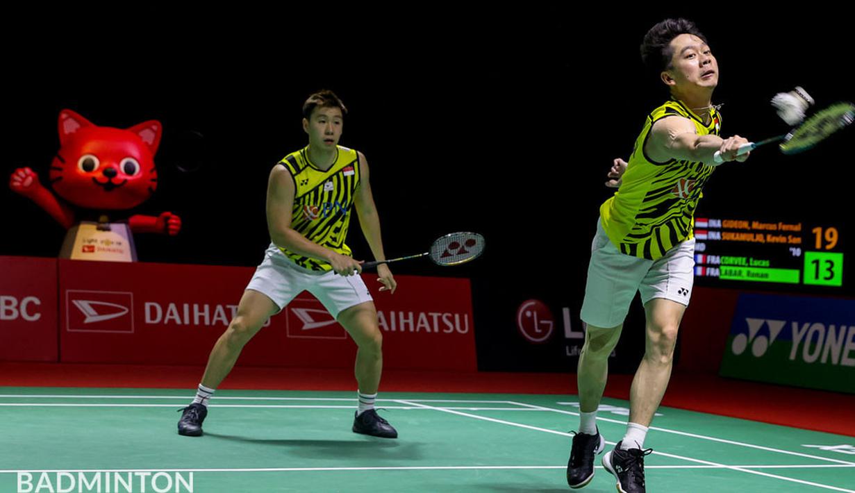 Ganda putra Indonesia, Kevin Sanjaya Sukamuljo/Marcus Fernaldi Gideon, berhasil meraih kemenangan dua gim langsung atas wakil Prancis, Lucas Corvee/Ronan Labar, pada babak kedua Indonesia Masters 2021. (Badminton Photo/Raphael Sachetat)