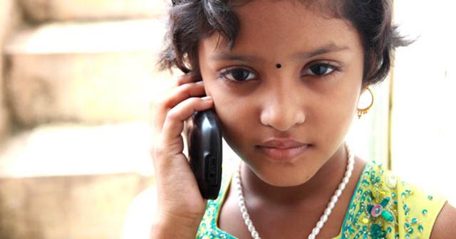 Ilustrasi anak India yang sedang menelpon | Photo: Copyright Indiatimes.com