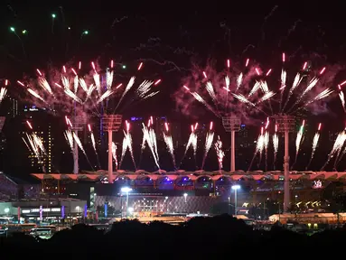 Pertunjukan kembang api menerangi langit selama upacara pembukaan Commonwealth Games 2018 di Gold Coast, Australia, Rabu (4/4). Pesta olahraga negara-negara yang dulu pernah dijajah Inggris ini akan berlangsung sampai 15 April. (Manan VATSYAYANA/AFP)