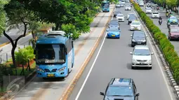 Bus transjakarta melintas di kawasan Jenderal Sudirman, Jakarta, Jumat (15/4). Dishub DKI memperpanjang uji coba penghapusan 3 in 1 selama empat minggu atau hingga Sabtu 14 Mei 2016 mendatang (Liputan6.com/Yoppy Renato)