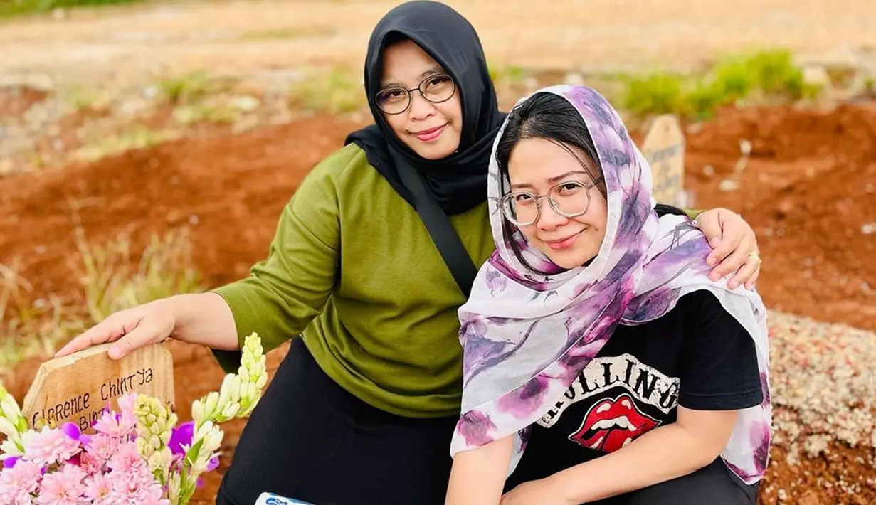Sudah dianggap anak sendiri, ibunda Rio Alief memang sangat dekat dengan mendiang Clerence Chyntia. Sejak kepergian ibunda Clerence, ibu Rio Alief pernah ungkap akan menjaga dan menyayangi Clerence sepenuh hati seperti anaknya sendiri. Oleh karenanya, kepergian Clerence pada Oktober 2022 menyisakan duka dan kerinduan mendalam bagi Gemi Ruwanti. (Liputan6.com/IG/@rio_alief)
