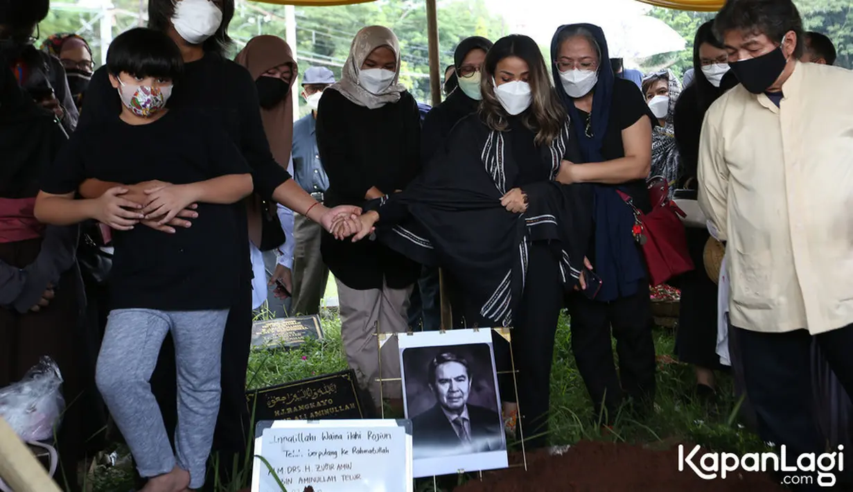 Pemakaman Ayah Nirina Zubir (Budy Santoso/Kapanlagi.com)