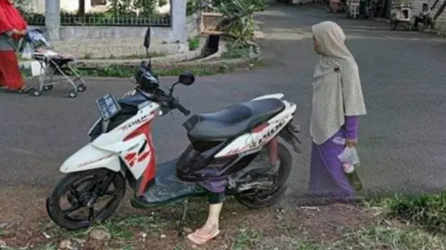 Bikin Bingung, 7 Momen Orang Terekam Google Street View Ini Aneh Banget