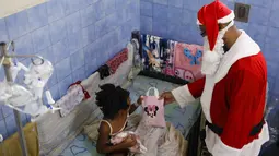 Mereka berupaya membawa kegembiraan dan harapan bagi anak-anak yang dirawat di rumah sakit di komunitas yang menghadapi kesulitan ekonomi. (Pedro Rances Mattey / AFP)