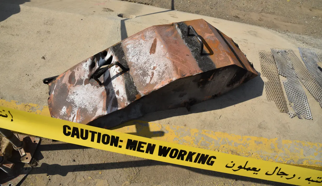 Puing-puing sebuah tangki bahan bakar yang rusak di sebelah utara Jeddah, Arab Saudi, 24 November 2020. Kementerian Energi Arab Saudi mengatakan bahwa serangan teroris pada 23 November 2020 menyebabkan kebakaran tangki bahan bakar di Jeddah. (Xinhua/Tu Yifan)
