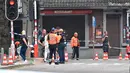Sejumlah polisi berjaga di dekat lokasi penembakan di Liege, Belgia (29/5). Setelah menembak dua polisi dan seorang pejalan kaki, pelaku melarikan diri dan memasuki SMA Athenee de Waha. (AP/Geert Vanden Wijngaert)