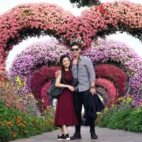 Betapa romantisnya foto dari Franda dan Samuel Zylgwyn ini. Suasana romantis semakin romantis dengan background bunga berbentuk hati. (foto: instagram.com/frandaaa87)
