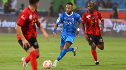Pemain Al Hilal, Neymar (tengah) berusaha melewati adangan dua pemain Al Riyadh saat laga lanjutan Liga Arab Saudi di Prince Faisal Bin Fahd Stadium, Riyadh, 16 September 2023 dini hari WIB. (AFP/Fayez Nureldine)