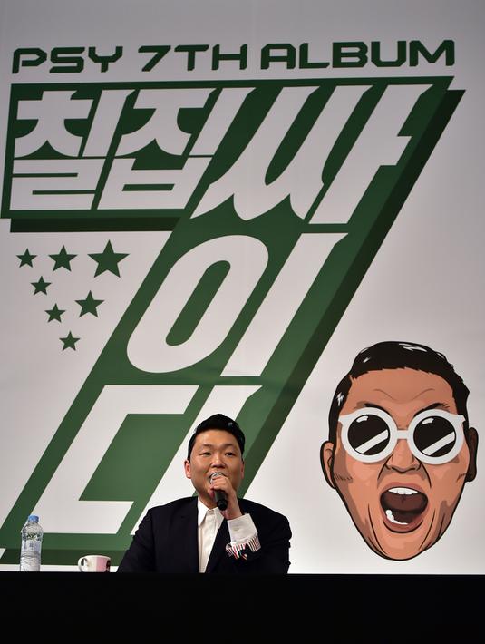 Psy memberikan keterangan saat konferensi pers untuk mempromosikan album ketujuhnya di sebuah hotel di Seoul (30/11). Psy akan merilis album ketujuh yang berjudul ‘7th Album Cider pada tanggal 1 Desember 2015. (AFP PHOTO/ JUNG YEON-JE)