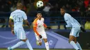 Gelandang Shakhtar Donetsk, Taison, berusaha mengejar bola saat melawan Manchester City pada laga Liga Champions di Stadion Metalist, Kharkiv, Rabu (6/12/2017). Shakhtar menang 2-1 atas City. (AFP/Genya Savilov)