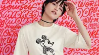 T-shirt dinamis yang unik dengan gambar Mickey Mouse dari Uniqlo.