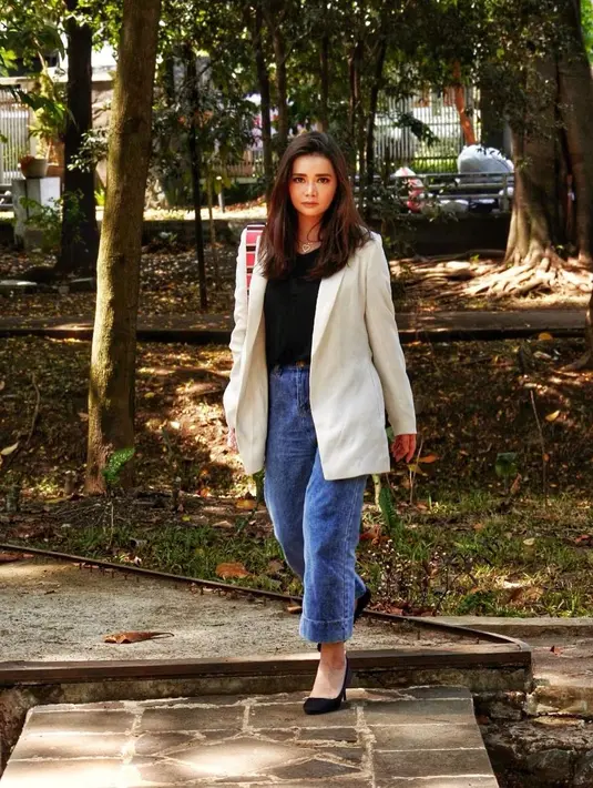 Atau gaya sederhana, namun memesona yang satu ini dari Olivia Allan. Ia mengenakan innerwear hitam, yang ditumpuknya dengan blazer putih, dan celana jeans. Foto: Instagram.