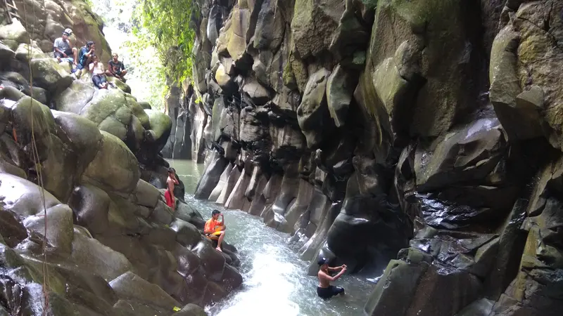 Tengok keindahan air terjun Cikuluwung  Kampung Suka Asih, Desa Cibitung Wetan, Kecamatan Pamijahan, Kabupaten Kabupaten Bogor, Jawa Barat. (Liputan6.com/Achmad Sudarno)