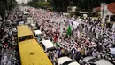 Ribuan Umat muslim  membentangkan spanduk dan mengibarkan bendera saat melakukan aksi menuju Balai Kota Jakarta, Jumat (14/10). Mereka mendesak Gubernur DKI Jakarta, Basuki Tjahaja Purnama mundur. (Liputan6.com/Hemi Fithriansyah)