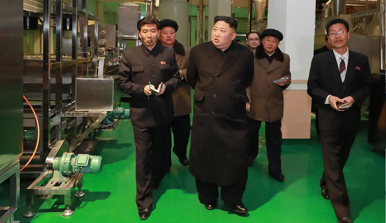 Pemimpin Korea Utara Kim Jong-un meninjau pabrik Samjiyon Potato Farina di Samjiyon, Kamis (4/4). Tahun lalu Kim Jong-un mengunjungi pabrik kentang saat kunjungan 19 harinya ke Samjiyon County di Provinsi Ryanggang yang berbatasan dengan China. (AFP Photo/KCNA VIA KNS)