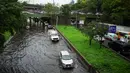 Gambar-gambar yang tersebar di medsos dari sekitar New York menampilkan mobil-mobil setengah terendam dan lalu lintas macet, dengan beberapa jalan utama diblokir sepenuhnya. (AP Photo/Robert Bumsted)