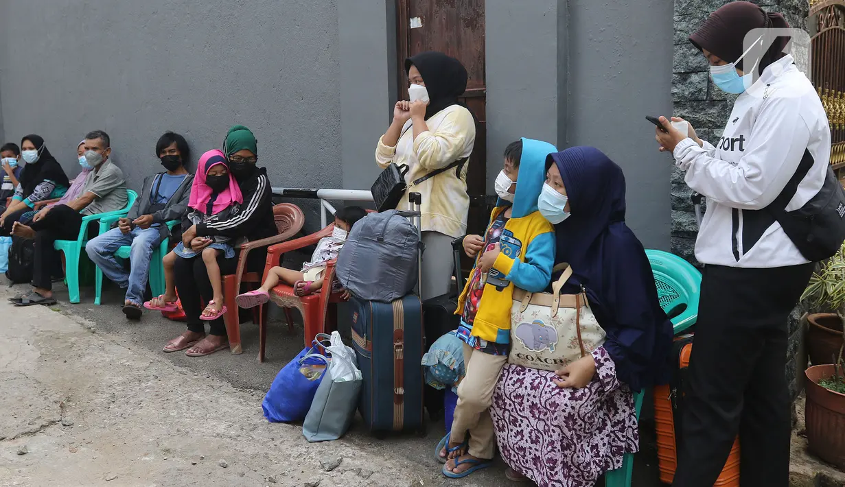 Warga saat akan dibawa ke wisma atlet di Jalan As-Syafiiyah, Cipayung, Jakarta, Jumat (21/5/2021). Klaster Halal Bihalal di Cipayung bertambah 32 orang dari 51 orang menjadi 83 orang terpapar COVID-19 perhari ini. (Liputan6.com/Herman Zakharia)