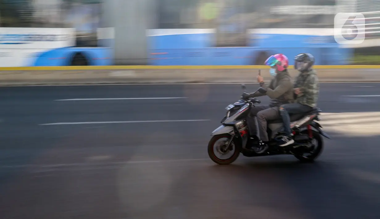 Kendaraan Roda dua melintasi Jalur Khusus Sepeda Motor dijalan Medan Merdeka Barat, Jakarta, Jumat (21/8/2020). Pemprov DKI Jakarta mengeluarkan Pergub Nomor 80 Tahun 2020 tentang Pelaksanaan PSBB Pada Masa Transisi Menuju Masyarakat Sehat, Aman, dan Produktif. (Liputan6.com/Johan Tallo)