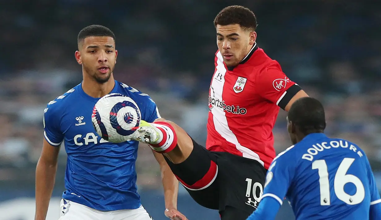 Che Adams - Striker Southampton ini mengalami cedera saat membawa Timnas Skotlandia melibas Israel dengan skor 3-2 pada laga kualifikasi Piala Dunia. Adams ditarik keluar pada menit ke-67 dan digantikan oleh Ryan Christie. (AFP/Peter Byrne/Pool)