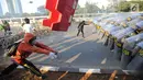 Massa aksi melemparkan benda ke arah polisi yang membentuk barikade dengan tameng di dekat Gedung DPR/MPR, Jalan Gatot Subroto, Jakarta, Senin (30/9/2019). Aksi unjuk rasa dari berbagai elemen itu menyikapi penolakan terhadap UU KPK dan sejumlah RUU yang dinilai bermasalah. (merdeka.com/Arie Basuki)