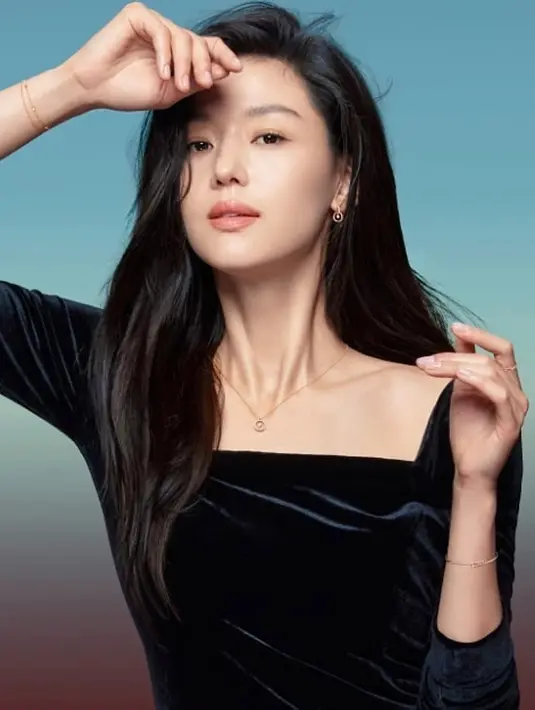 Penggemar drama My Love From The Star pasti hafal dengan noona yang satu ini. Jun Ji Hyun juga selalu sukses tampil awet muda di usianya yang akan segera menginjak 40 tahun. Aura glowingnya tampak semakin memancar di usianya yang justru semakin tak muda. Foto: Instagram.