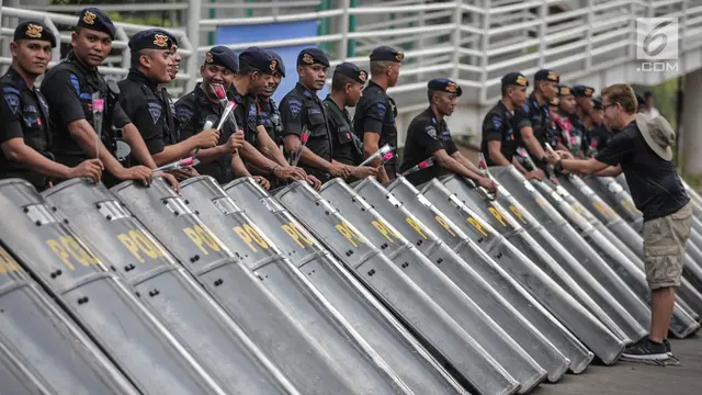 Aksi Bagi Bunga di Depan Gedung Bawaslu