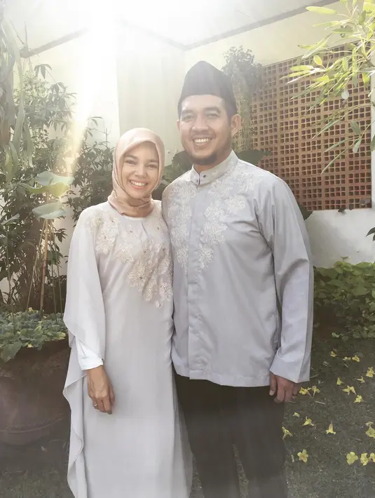 Setelah menikah dengan Agus Rahman, banyak yang berubah dari Dewi Sandra. Salah satu contohnya adalah Wanita cantik ini mantab untuk berhijab. (Foto: instagram.com/agoozerahman)