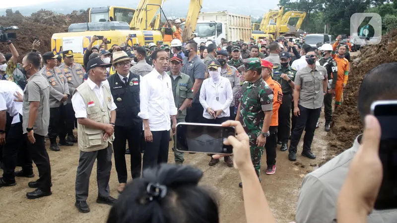 Presiden Jokowi Tinjau Lokasi Pencarian Korban Gempa Cianjur