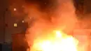 Sebuah mobil terbakar di wilayah Mirail, Toulouse, Prancis (17/4). Bentrokan yang terjadi di kawasan Mirail ini dipicu oleh kematian seorang pria lokal. (AFP/Remy Gabalda)