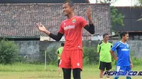 Penjaga gawang Tim Nasional Indonesia U-19, M. Aqil Savik berinisiatif menambah porsi latihan sendiri selama bulan Ramadan ini. (Persib.co.id)
