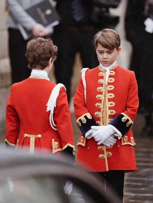 <p>Pangeran George bertugas membawa jubah monarki pada momentum penobatan Raja Charles III. [Foto: Instagram/ Kate_middleton_royal]</p>