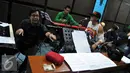 Komposer Erwin Gutawa (kiri) saat melakukan latihan bersama Agnez Mo latihan di studio Erwin Gutawa, Jakarta.  Jumat (21/08/2015). Ada tiga lagu yang bakal dinyanyikan Agnez Mo di malam puncak HUT SCTV nanti. (Liputan6.com/Panji Diksana)