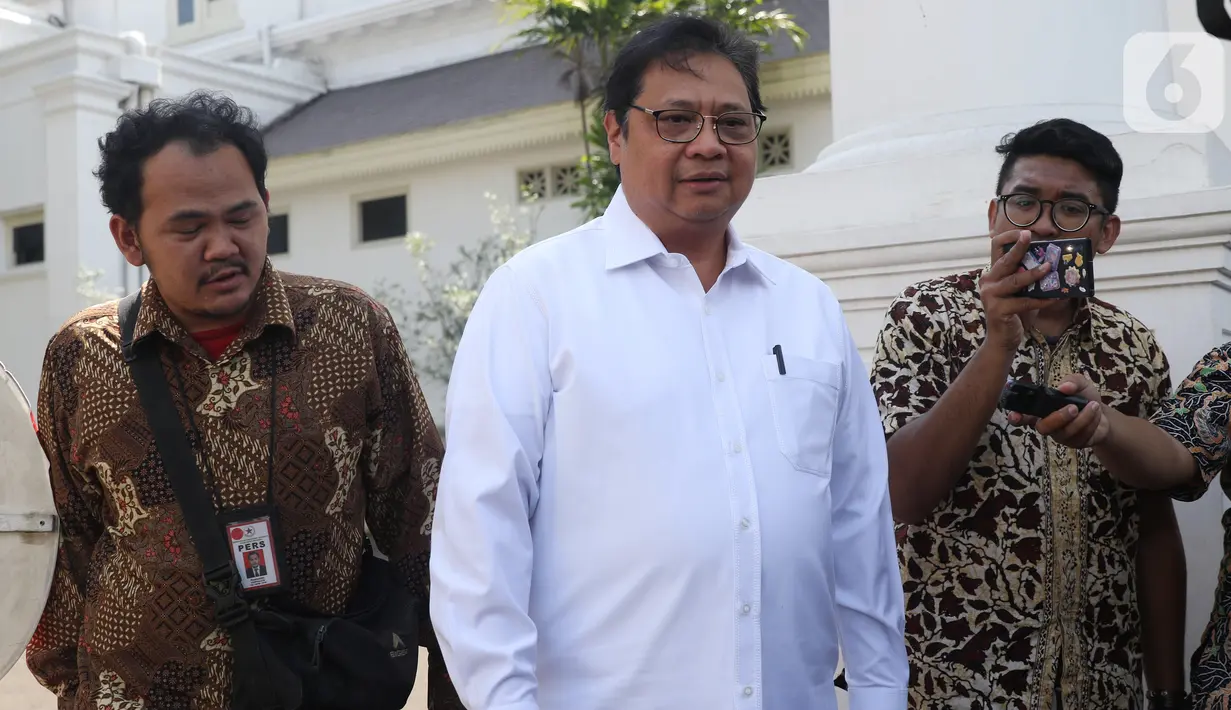 Ketua Umum Partai Golkar yang juga mantan Menteri Perindustrian Airlangga Hartarto meninggalkan Kompleks Istana Kepresidenan di Jakarta, Senin (21/10/2019). Menurut rencana, Presiden Jokowi akan memperkenalkan jajaran kabinet barunya kepada publik hari ini. (Liputan6.com/Angga Yuniar)