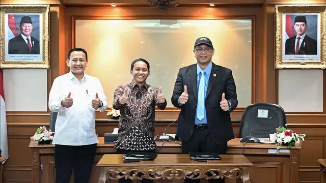 Tandatangani MoU dengan Menteri Kehutanan Raja Juli Antoni, Menteri Keuangan (Menkeu Purbaya Yudhi Sadewa pamer topi 8%. (Dok Instagram @Menkeuri)
