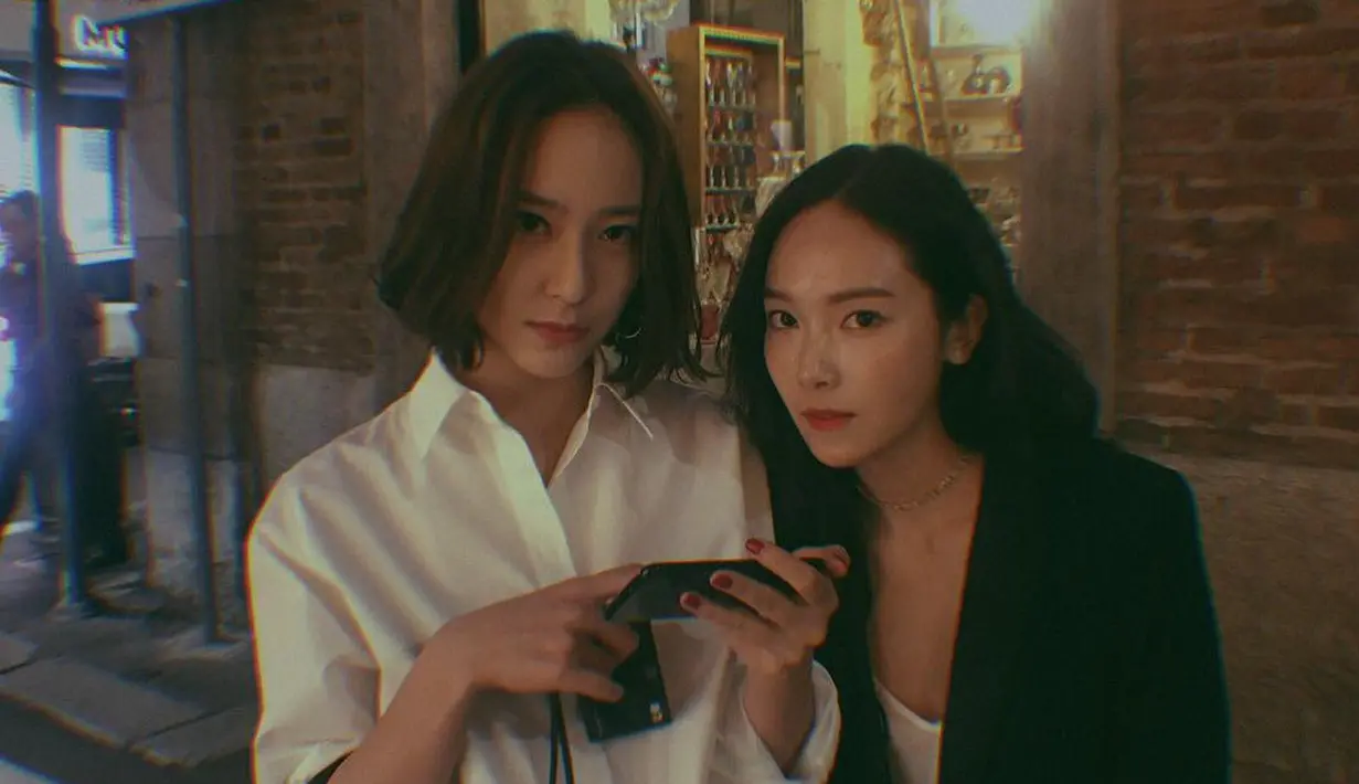Krystal Jung pun pernah tampil dengan potongan rambut pendek. Dengan tatanan belah tengah, gaya rambut pendek di atas bahu tanpa poni ini juga sangat cocok untuk kamu yang memiliki bentuk wajah panjang atau oval. Foto: Instagram.