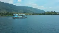 Kapal penyeberangan untuk turis yang tengah beroperasi di Danau Toba (Rizki Akbar Hasan/Liputan6.com)