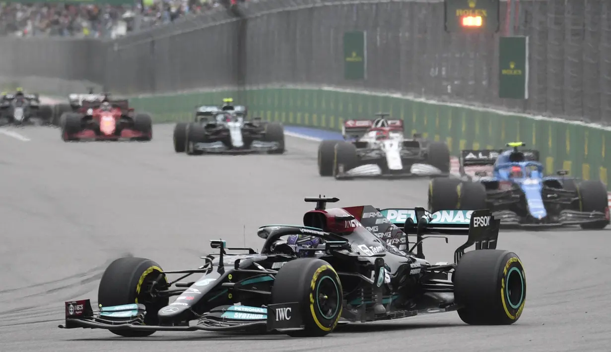 Lewis Hamilton tampil dengan strategi yang tepat yang mengantarkannya ke podium juara. Dia unggul jauh 53,271 detik atas Max Verstappen yang finis kedua. (AFP/Alexander Nemenov)