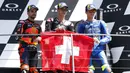 (ki-ka) posisi kedua pembalap KTM Miguel Oliveira, posisi pertama pembalap Yamaha Fabio Quartararo, dan posisi ketiga pembalap Suzuki Joan Mir memegang bendera Swiss untuk menghormati Jason Dupasquier pada MotoGP di Sirkuit Mugello, Scarperia, Italia, Minggu (30/5/2021). (AP Photo/Antonio Calanni)