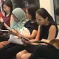 Potret cowok ganteng lagi baca buku (sumber: Instagram/hotdudesreading)