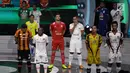 Pesepak bola peserta Liga 1 memperkenalkan jersey home dan away dalam acara peluncuran Liga 1 2018 di Studio 5 Indosiar, Jakarta, Senin (19/3). Kompetisi Liga 1 musim ini bakal berakhir pada 9 Desember. (Liputan6.com/Faizal Fanani)