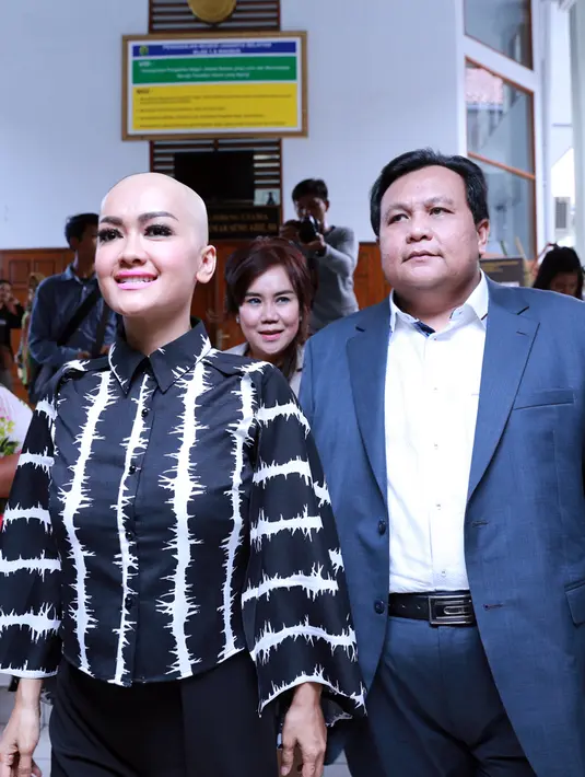 Untuk mengikuti sidangnya, Julia Perez minta izin sama pihak stasiun tv dimana ia membawakan acara. Dengan menyetir sendiri 'ngebut' dibelakang kawalan vorijder. (Adrian Putra/Bintang.com)