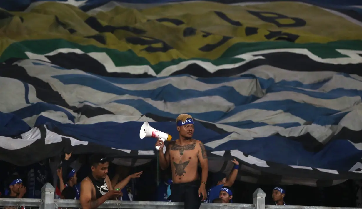 Suporter Persib Bandung membentangkan bendera klub pada Final Piala Presiden 2015 di Stadion Gelora Bung Karno, Jakarta, Minggu (18/10/2015). (Bola.com/Nicklas Hanoatubun).
