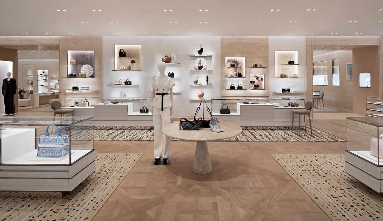 Butik seluas kurang lebih 1300 meter persegi ini menawarkan berbagai produk andalan Dior. Dari Women Collection, Men Collection, aksesori hingga parfum tersedia di sini. [ Foto: dok Dior ]