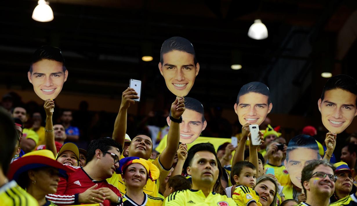 Suporter Kolombia membawa poster James Rodriguez saat melawan Kosta Rika dalam laga Grup A Copa America Centenario 2016 di Stadion NRG, Houston, AS, Minggu (12/6/2016). (AFP/Alfredo Estrella)