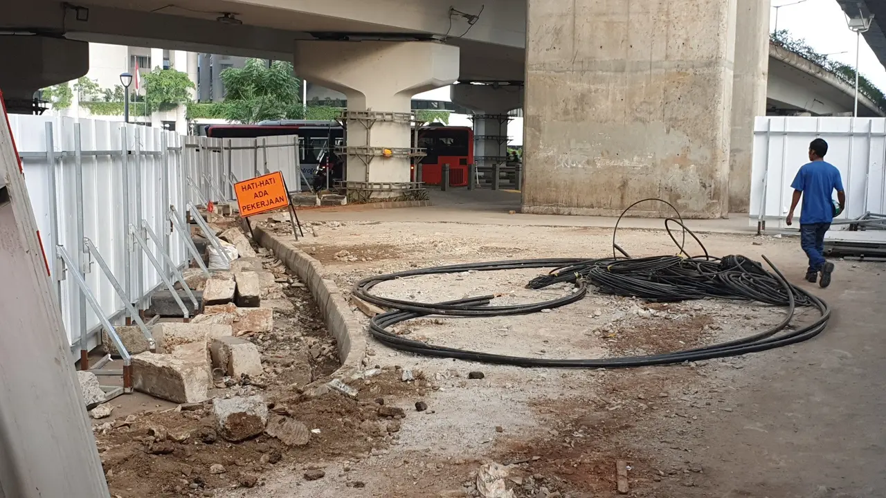 Trotoar di Jalan Prof Dr Satrio, Kuningan, Jakarta Selatan, mengarah ke Kota Kasablanka, Senin (25/11/2019). (Liputan6.com/ Nanda Perdana Putra)