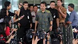 Kedatangan Roy Suryo untuk meminta izin KPK menjenguk Andi Mallarangeng, bekas Menpora yang kini mendekam di Rumah Tahanan Guntur, Jakarta, (23/10/14). (Liputan6.com/Miftahul Hayat)