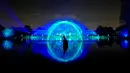 Proyeksi gambar dari sinar laser  pada lapisan air yang disemprotkan ke udara di depan Palm House, Kew Gardens di London, 21 November 2018. Momen langka ini mulai dibuka untuk publik dimulai pada 22 November 2018 hingga 5 Januari 2019. (Tolga AKMEN/AFP)
