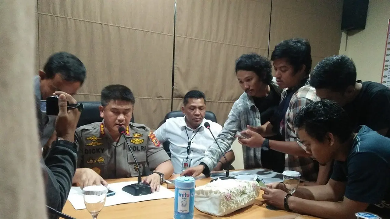 Polda Sulsel menetapkan tujuh orang tersangka dalam kasus korupsi tiga paket proyek pipa di Kota Palopo (Liputan6.com/ Eka Hakim)